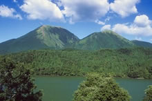 浮き布の池から眺める三瓶山