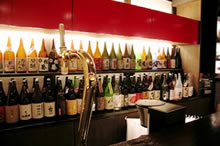 こだわり焼酎や梅酒がたくさん並びます